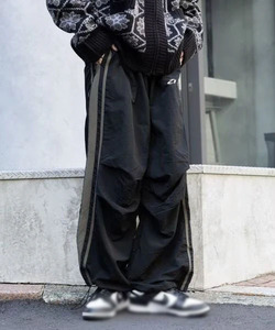 กางเกงวอร์มผู้ชายสีดำลายทางคู่ ผ้าไนลอน ขอบเอวยางยืด กางเกงจ็อกเกอร์ กางเกงกีฬา สตรีทแวร์ รับผลิตแบบ OEM แบรนด์ส่วนตัว - Product Image 3