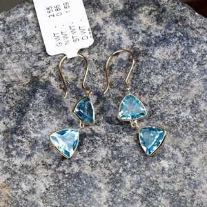 Pendientes de Oro Amarillo Sólido de 18K con Dos Piedras de Topacio Azul Natural en Forma de Trillón, Joyería Fina, Memoria Jewels - Product Image 6