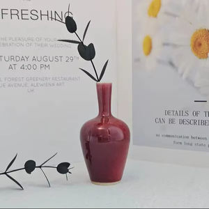 Jarrón de Cerámica Decorativo con Elegante Acabado en Glaseado Rubí, Diseño de Cuello Delgado, Pieza Decorativa para el Hogar, Ideal para Centrar en la Mesa - Product Image 1