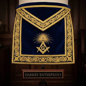 Tablier de regalia maçonnique fait main sur mesure en velours bleu foncé avec bordure bordeaux et fils dorés en forme de piliers - Product Image 2