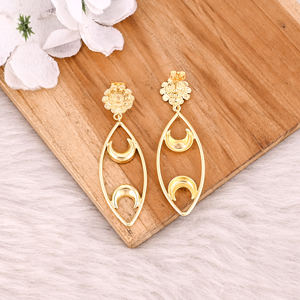 Pendientes de latón sencillos con diseño de gota, joyería minimalista moderna para mujer, pendientes de latón chapados en oro de alta calidad, pedido al por mayor - Product Image 4