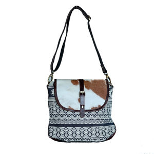 Sac bandoulière en cuir de vachette et toile fait main, motif abstrait, avec chaînes et fermeture éclair pour femme, stock disponible aux États-Unis - Product Image 1