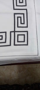 Échantillon client américain commandé février 2025 noir brodé motif bloc d'oreiller fond blanc bulle tissu couverture tissé - Product Image 4