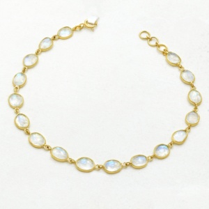 กำไลข้อมือทองคำแท้ 18K สีเหลืองทอง ประดับด้วยมูนสโตนรูปไข่สีรุ้งธรรมชาติ พร้อมตัวล็อกแบบ Bezel Set ดีไซน์เรียบหรู จาก Memoria Jewels ขายส่ง - Product Image 1