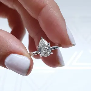 Bague de fiançailles solitaire en moissanite, or blanc massif 14 carats, 2 carats, taille brillant rond, VVS2, sertissage à griffes, tendance - Product Image 1