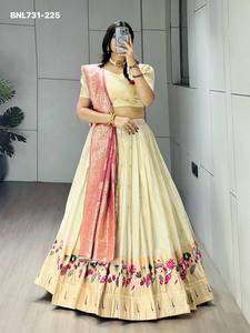 Collection Premium de robes Paithani en soie avec des motifs Butti légers sur toute la surface et une bordure en Zari doré avec un motif floral, en vente en gros. - Product Image 6