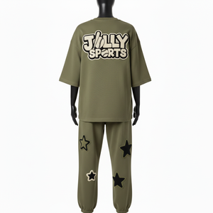 Conjunto de camiseta de algodón polar verde oliva de 300 GSM y pantalones cargo para mujer con logo en relieve de goma. Conjuntos para mujer. - Product Image 6