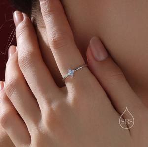 แหวนดอกไฮเดรนเยียสีน้ำเงินประดับเพชร CZ ดีไซน์มินิมอล ทำจากเงินแท้ ประดับคริสตัลสี่ดอก แหวนเพชร CZ ขนาดเล็ก ปรับขนาดได้ - Product Image 5