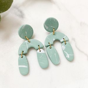 Boucles d'oreilles en résine de qualité supérieure, accessoires élégants en cristal pour les fêtes, les occasions décontractées et les occasions festives, fabriquées à la main pour une durabilité longue durée - Product Image 5