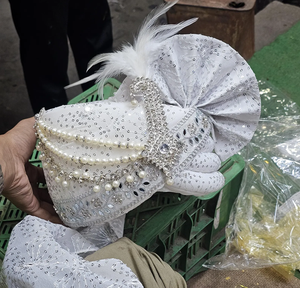 Turban ethnique en mousseline d'ivoire avec perles et plumes, fait main, couvre-chef traditionnel pour cérémonie de mariage du marié - Product Image 3
