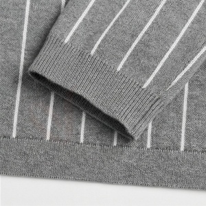 Polo en tricot à manches courtes rayé gris pour homme avec fermeture éclair, coupe décontractée - Product Image 5