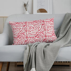 Housse de coussin en tissu imprimé à la main avec des motifs floraux d'inspiration bohème avec fermeture à glissière - Product Image 5