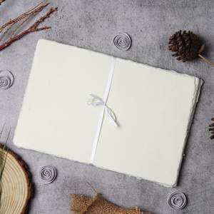 Papier Coton Artisanal Brut à Bords Frangés Sans Acide 300 GSM pour Peinture à l'Aquarelle, Invitations, Calligraphie, Artisanat OEM - Product Image 2