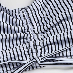 Conjuntos de bikini cómodos para mujer hechos en Pakistán, recién llegados, conjunto de 2 piezas con escote pronunciado y estampado. - Product Image 4