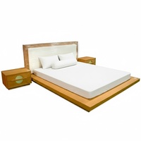 Lit plateforme moderne et minimaliste en bois massif certifié, durable, taille King, avec tête de lit moelleuse et tables de chevet assorties, Vietnam