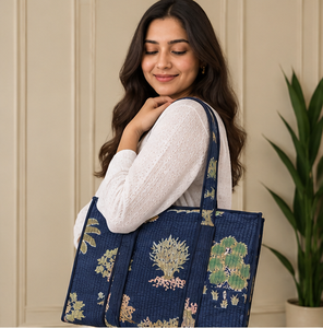 Sac fourre-tout bohème léger et de qualité supérieure pour femme, motif imprimé à la main bleu marine et vert sauge, en coton matelassé, sac à bandoulière portable pour l'hiver - Product Image 1