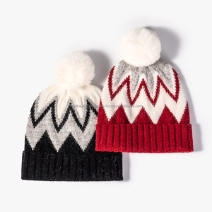 Gorro de Punto Jacquard Unisex, 100% Acrílico, Color Rosa Multicolor, Patrón de Dibujos Animados/Personajes/Letras, Estilo Urbano, con Pedrería - Product Image 1