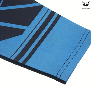 Ensemble de vêtements de sport respirants pour l'entraînement en salle de sport et la course à pied, ensemble 2 pièces pour homme en noir et bleu, composé d'un t-shirt de compression et d'un legging - Product Image 4