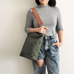 Sac fourre-tout en cuir et toile, couleur unie, broderie, imperméable, style vintage, grande capacité, sac à main de voyage et de shopping, durable - Product Image 1