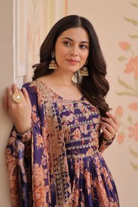 Ensemble de robe longue en soie russe à motifs floraux élégants avec travail de sequins lourds et dupatta de 3 mètres - Product Image 4