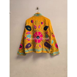 เสื้อแจ็คเก็ตคอจีนกำมะหยี่ปักลายดอกไม้ แขนยาว งานแฮนด์เมดสำหรับผู้หญิง สวมใส่ในฤดูใบไม้ผลิ สีเหลืองพร้อมลวดลายหลากสี - Product Image 6