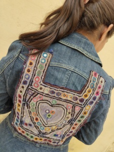 เสื้อแจ็คเก็ตยีนส์ปักลายวินเทจ Keshav Handicrafts สไตล์โบฮีเมียนสำหรับผู้หญิง เสื้อคลุมลายปะติดแบบชาติพันธุ์ ติดกระดุมเม็ดเดียว แฟชั่นทันสมัย - Product Image 6