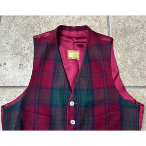 Gilet traditionnel écossais en flanelle de laine à carreaux verts et rouges, taille extra petite, avec ajusteurs latéraux à boucle, fait main - Product Image 2