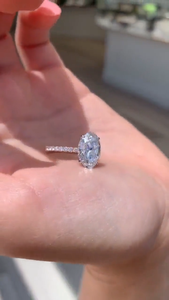 Anillo de compromiso de diamante cultivado en laboratorio con halo oculto ovalado de 3 quilates para mujer, anillo de oro macizo de 14 quilates con banda de diamantes pavé para aniversario - Product Image 3