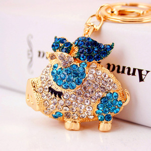 Llavero de cerdito con diamantes de imitación rosas, aleación en tono dorado y pavé de cristales, para el intercambio de regalos del Año Nuevo Lunar - Product Image 2