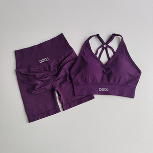 Conjunto de yoga rosa de 2 piezas con sujetador deportivo de tiras cruzadas y pantalones cortos fruncidos de cintura alta, diseño elástico en cuatro direcciones sin costuras - Product Image 3