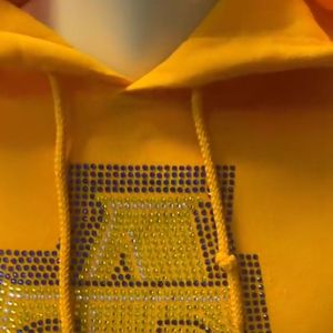เสื้อสเวตเชิ้ตมีฮู้ดสีเหลืองสำหรับผู้ชาย แบรนด์ INDEX ประดับโลโก้ตัวอักษรด้วยคริสตัล ผ้าฟลีซ สวมใส่สบาย ทรงปกติ เหมาะสำหรับฤดูใบไม้ร่วง - Product Image 4