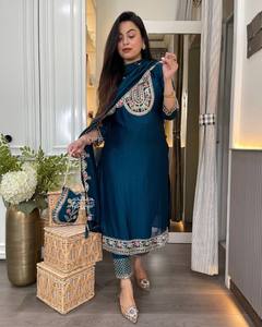 Ensemble Kurta et pantalon en coton traditionnel indien pakistanais pour femmes, longueur cheville, brodé, bleu, tenue ethnique, coupe classique, toutes saisons - Product Image 3