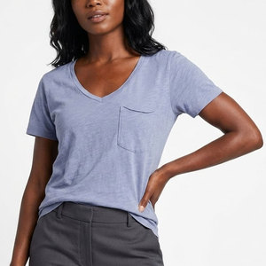 Camiseta de Mujer con Cuello en V y Bolsillo, Algodón Suave, Corte Holgado, Bolsillo en el Pecho, Camiseta Básica Informal, Servicio Personalizado OEM/ODM, Venta al Por Mayor - Product Image 1