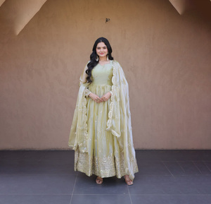 Robe de soirée traditionnelle indienne Anarkali en soie pour femmes, robe d'été avec ensemble dupatta, broderie à la main, tissu en georgette, style indien - Product Image 1