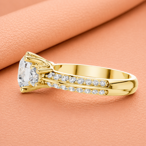 Anillo de Compromiso de Lujo con Tres Diamantes de Corte Redondo en Oro Amarillo, Anillo Nupcial con Pavé, Certificado IGI, Joyería de Boda - Product Image 2