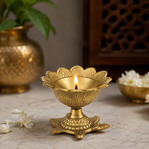 Lámpara de aceite tradicional de latón con base de tortuga y diseño de loto grabado para ceremonias religiosas de Diwali y decoración del hogar - Product Image 3