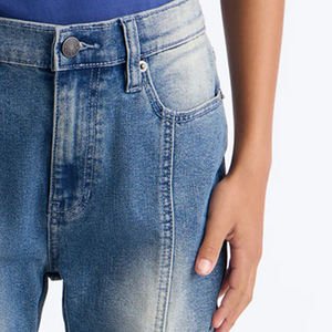 Pantalones Vaqueros de Diseño Moderno con Bolsillos Laterales Funcionales, Lavado Azul Claro, Cintura Cómoda con Presillas para Cinturón - Product Image 4