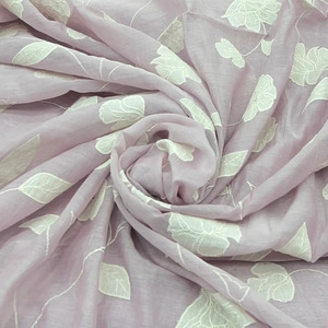 Tela de encaje de poliéster suave con bordado floral cortado a láser de primera calidad para vestido de novia, ropa de noche, prendas de moda y textiles. - Product Image 1