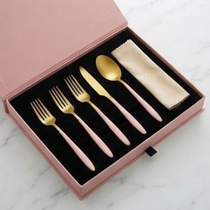 Ensemble de couverts plaqués or avec poignées roses, finition mate, lavable au lave-vaisselle, style glamour, pour mariage - Product Image 6
