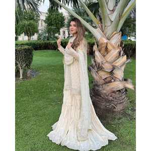 Conjunto de Traje de Fiesta para Mujer de Diseñador con Top y Pantalón Bordados y Dupatta con Trabajo de Lentejuelas - Product Image 4