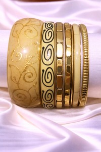 Collection de bracelets haut de gamme en résine, métal et bois, avec finition artistique en résine faite à la main - Product Image 1
