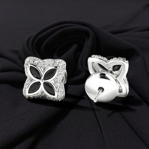 Boucles d'oreilles clous en or blanc avec pierre verte taille émeraude, motif floral à quatre pétales, serties de diamants et d'émeraudes vertes - Product Image 5