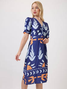 ชุดเดรสแฟชั่นสำหรับผู้หญิงคอลเลคชั่นใหม่ ฤดูใบไม้ผลิ/ฤดูร้อน ปี 2026 |   เดรสลายดอกไม้คอวีแขนสั้นทรงสวย ดีไซน์ใหม่ - Product Image 3