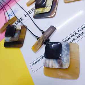 Collar con Colgante Cuadrado de Cuerno Natural Hecho a Mano, Cordón Negro Ajustable de 16 Pulgadas, Joyería Étnica Elegante y a la Moda - Product Image 2