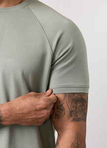 Ensemble T-shirt et short pour homme vert olive, logo OEM personnalisé, 2 pièces, respirant, séchage rapide, coupe ajustée, vêtements de sport pour la salle de sport, tenue d'été - Product Image 4