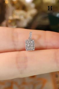 Baguette หรูหราและกลมเพชรคลัสเตอร์จี้ทอง14K เครื่องประดับที่ดี - Product Image 3