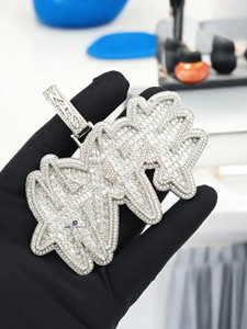 Colgante de Lujo con Nombre en Moissanita Estilo Hip Hop, con Engaste de Diamantes VVS en Corte Baguette, Acabado en Oro Blanco - Product Image 4