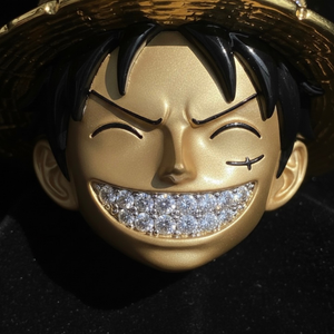 Colgante de moda chapado en oro y plata con diseño de rostro de anime, dije de moissanita para sombrero, joyería llamativa, accesorio de regalo unisex - Product Image 2