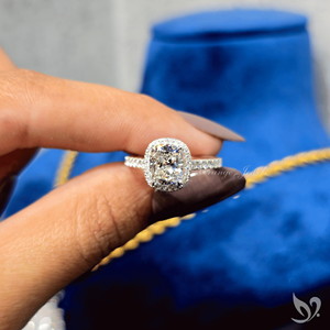 Bague de fiançailles en or blanc 10K avec halo de diamants de laboratoire taille coussin allongée 2 carats, certifiée IGI, et pavé de diamants - Product Image 5