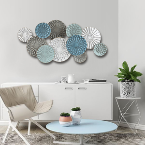 Sculpture murale artistique en métal bleu argenté, médaille décorative artisanale pour la maison contemporaine, chambre et salon - Product Image 5